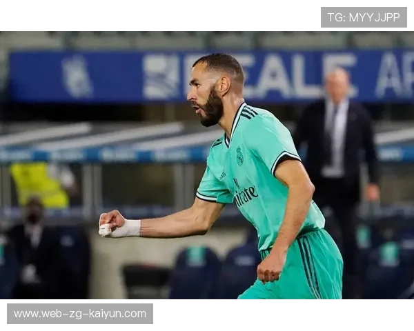 皇家马德里锋线球员本泽马再度出击，暴扣进球震撼全场