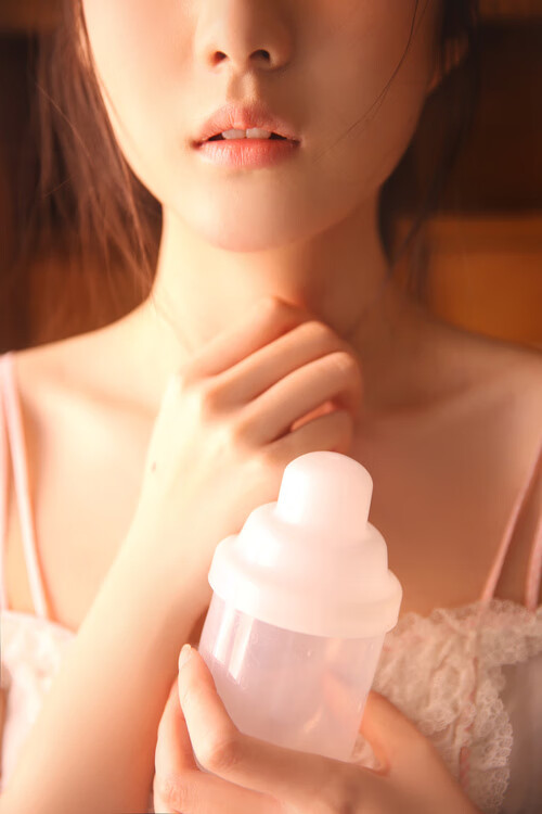 教练调度风格是否直接影响球队体能分配方式，教练员如何有效调控运动员参赛过程